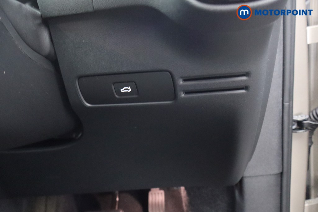 Volvo Xc40 Core Automatic Petrol SUV - Stock Number (1630753) - 14th supplementary image