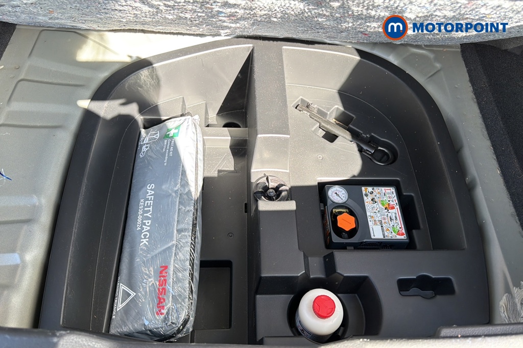 Nissan Juke N-Connecta Manual Petrol SUV - Stock Number (1632757) - 33rd supplementary image