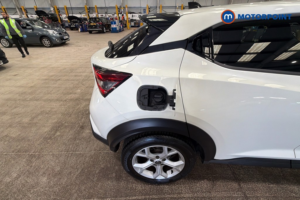 Nissan Juke N-Connecta Manual Petrol SUV - Stock Number (1633156) - 41st supplementary image