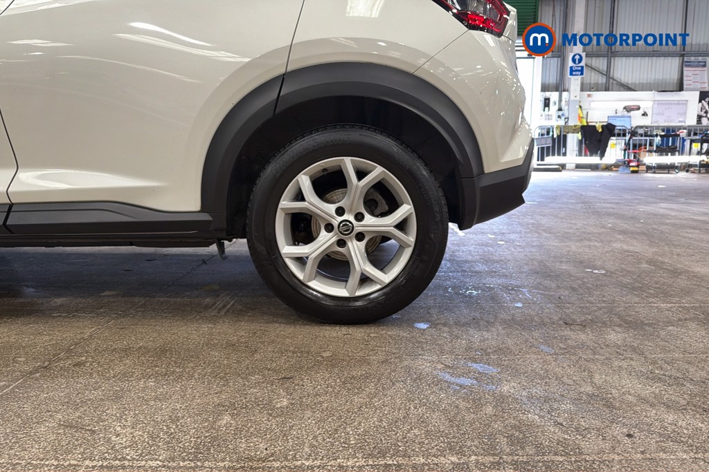 Nissan Juke N-Connecta Manual Petrol SUV - Stock Number (1633156) - 48th supplementary image