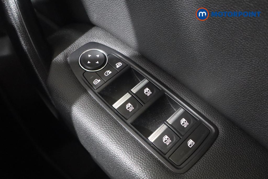 Renault Captur Launch Edition Automatic Petrol Plug-In Hybrid SUV - Stock Number (1629080) - 10th supplementary image