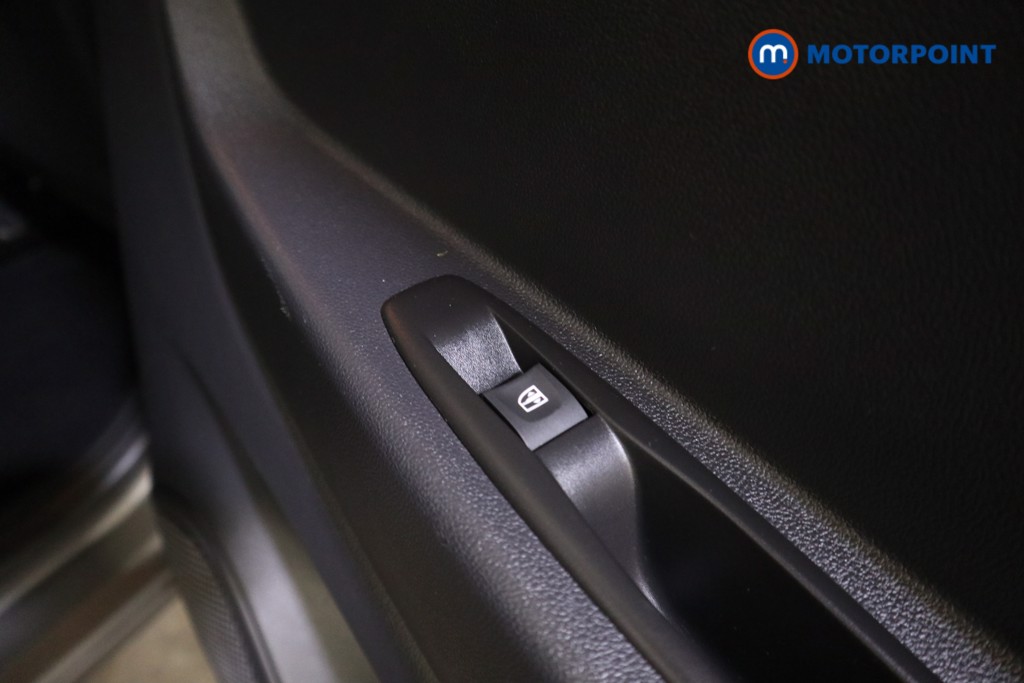 Renault Captur Iconic Manual Petrol SUV - Stock Number (1629396) - 18th supplementary image