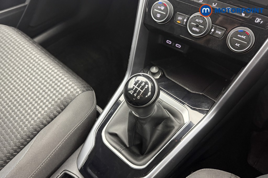 Volkswagen T-Roc Active Manual Petrol SUV - Stock Number (1609137) - 6th supplementary image