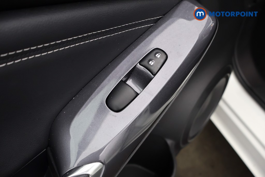 Nissan Juke N-Connecta Automatic Petrol SUV - Stock Number (1629119) - 31st supplementary image