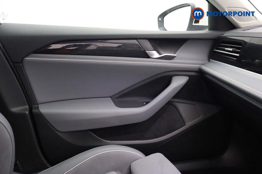 Volkswagen Passat Life Automatic Petrol Plug-In Hybrid Estate - Stock Number (1632918) - 16th supplementary image