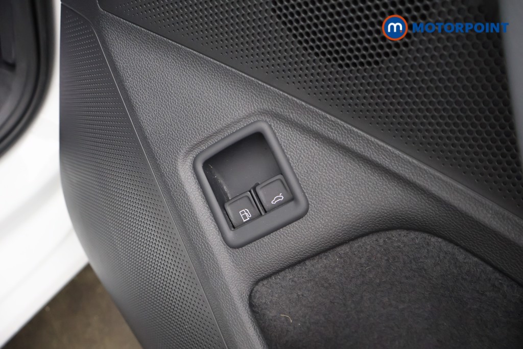 Volkswagen Passat Life Automatic Petrol Plug-In Hybrid Estate - Stock Number (1632918) - 20th supplementary image