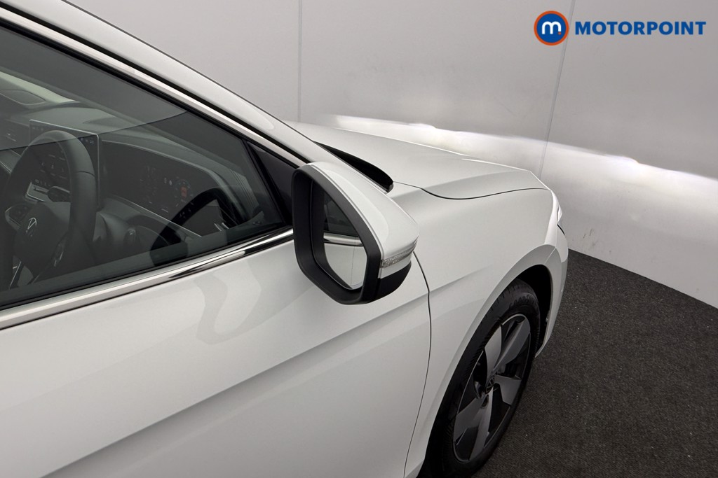 Volkswagen Passat Life Automatic Petrol Plug-In Hybrid Estate - Stock Number (1632928) - 12th supplementary image