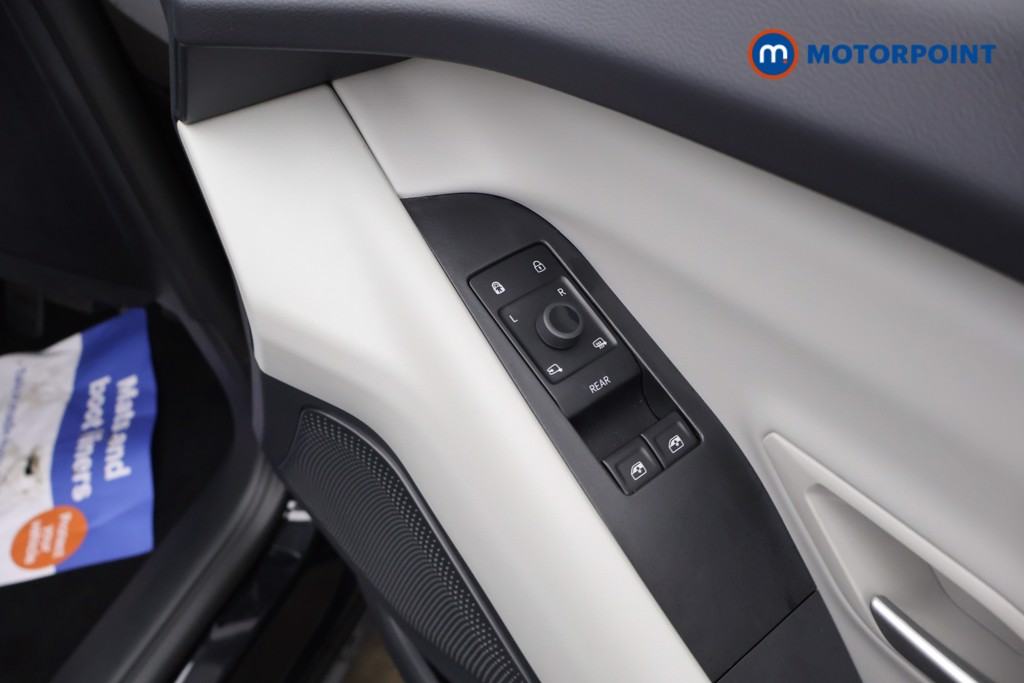 Ford Explorer Select Automatic Electric SUV - Stock Number (1633210) - 19th supplementary image