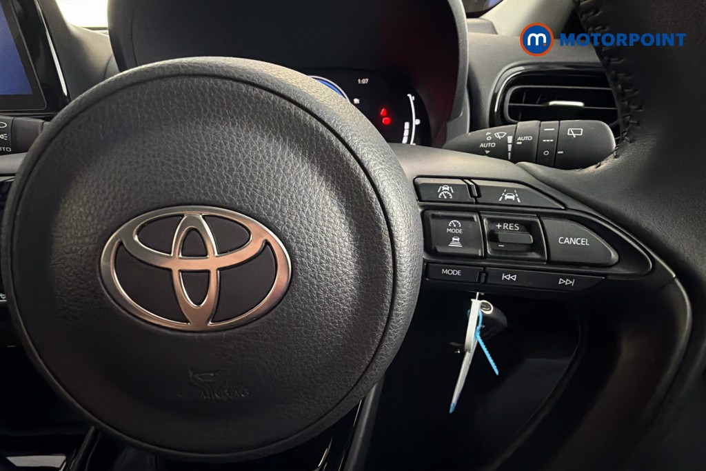 Toyota Yaris Design Automatic Petrol-Electric Hybrid Hatchback - Stock Number (1636850) - 4th supplementary image