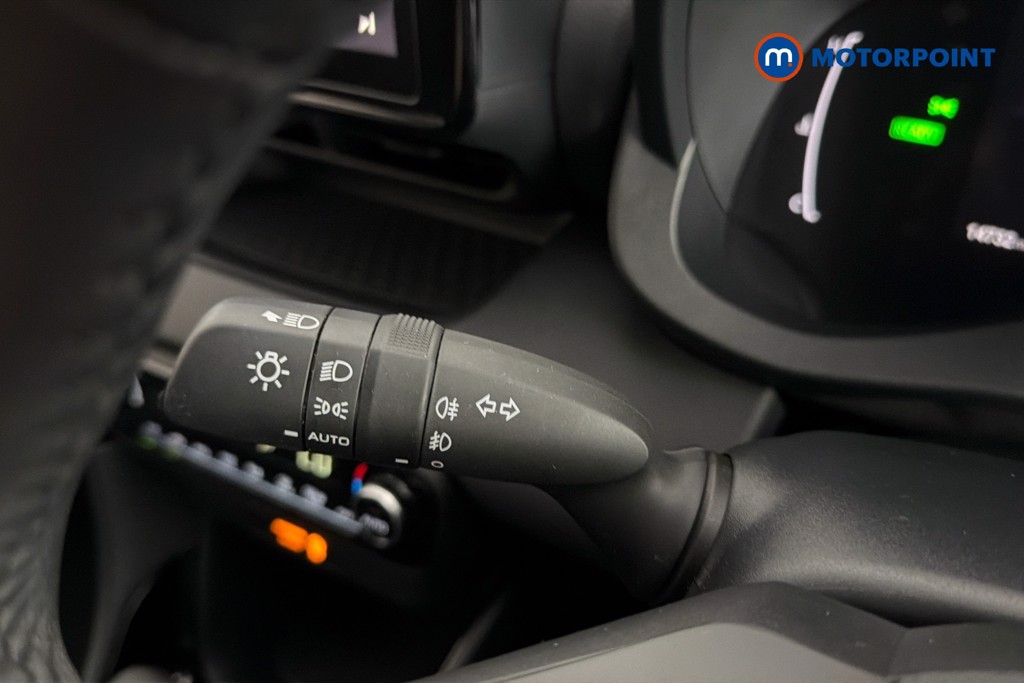 Toyota Yaris Design Automatic Petrol-Electric Hybrid Hatchback - Stock Number (1636850) - 6th supplementary image