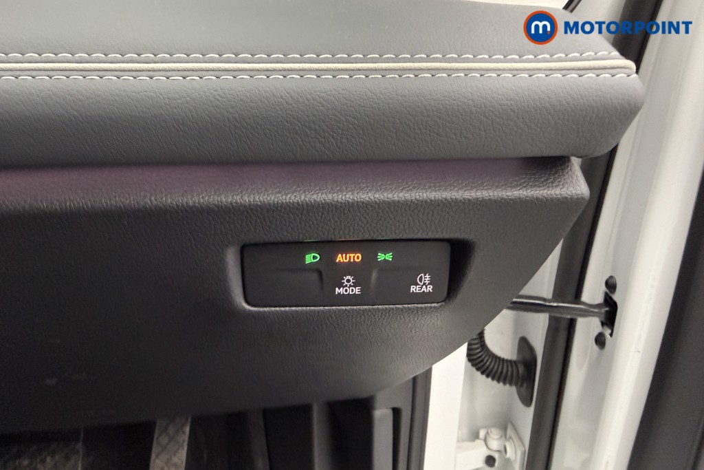 Volkswagen Passat Life Automatic Petrol Plug-In Hybrid Estate - Stock Number (1632925) - 12th supplementary image