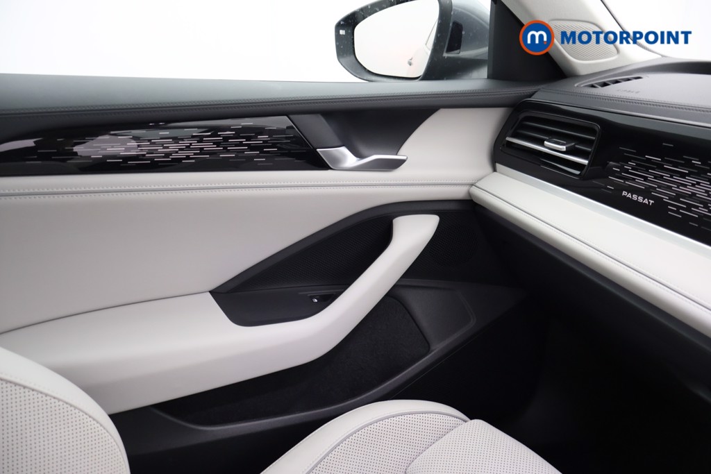 Volkswagen Passat Life Automatic Petrol Plug-In Hybrid Estate - Stock Number (1638774) - 10th supplementary image