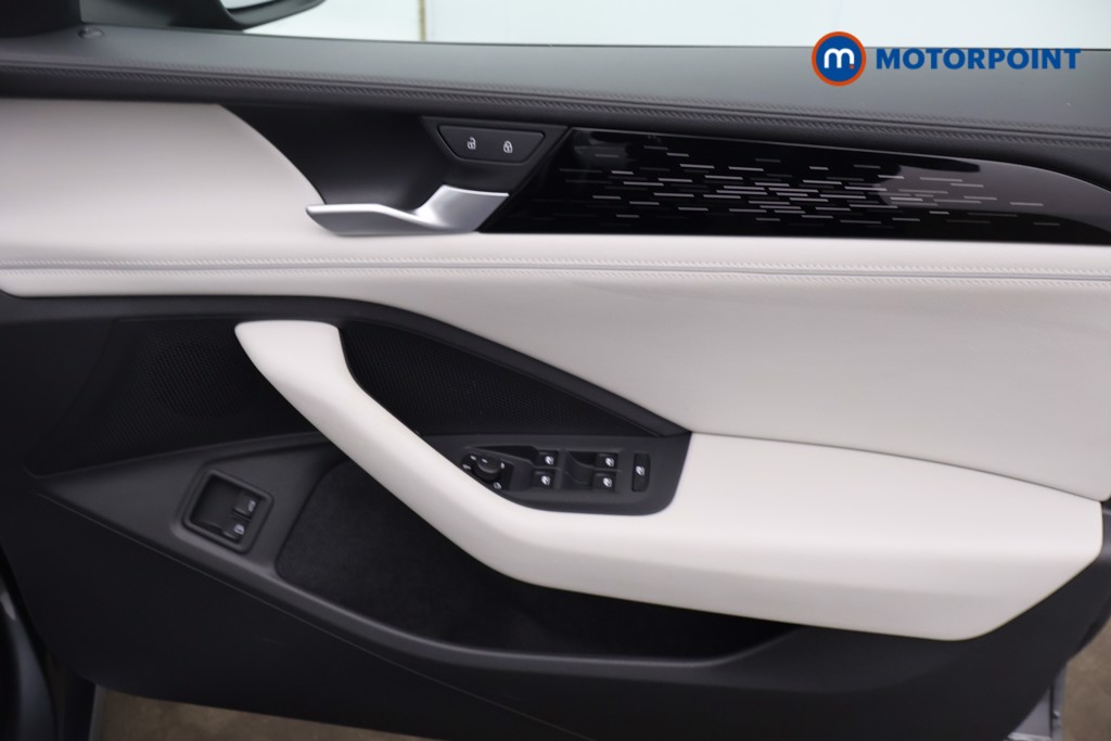 Volkswagen Passat Life Automatic Petrol Plug-In Hybrid Estate - Stock Number (1638774) - 12th supplementary image