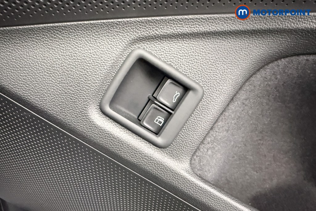 Volkswagen Passat Life Automatic Petrol Plug-In Hybrid Estate - Stock Number (1632860) - 14th supplementary image