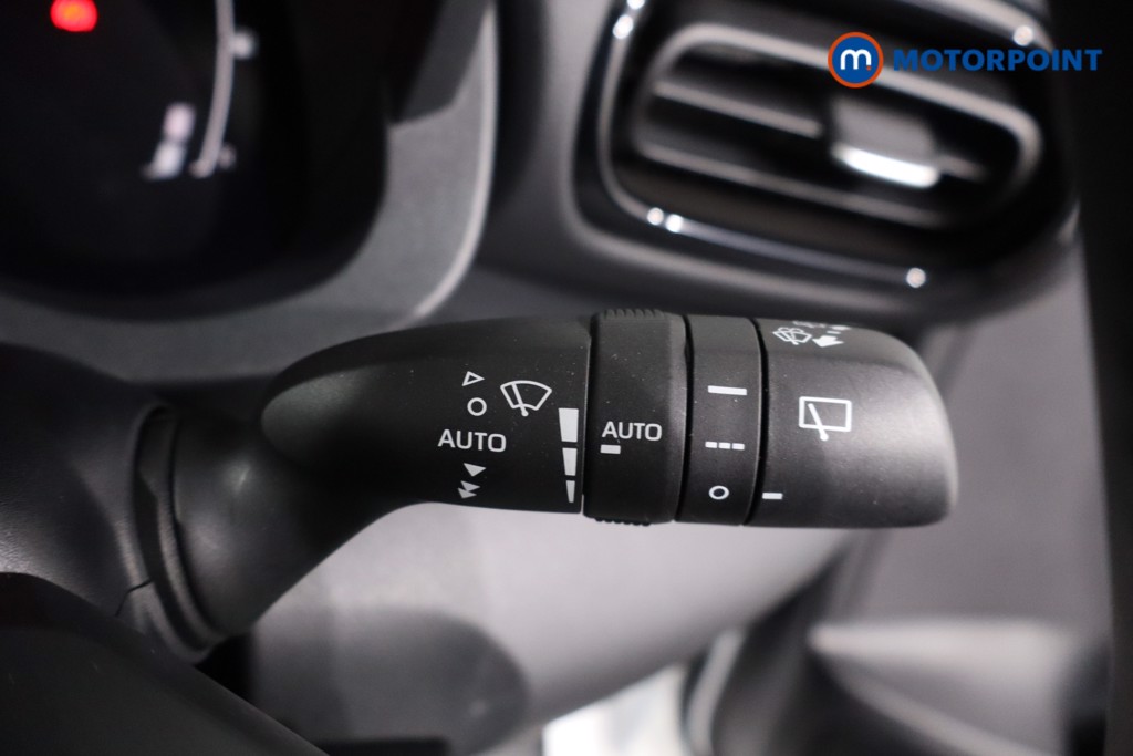 Toyota Yaris Design Automatic Petrol-Electric Hybrid Hatchback - Stock Number (1633043) - 15th supplementary image