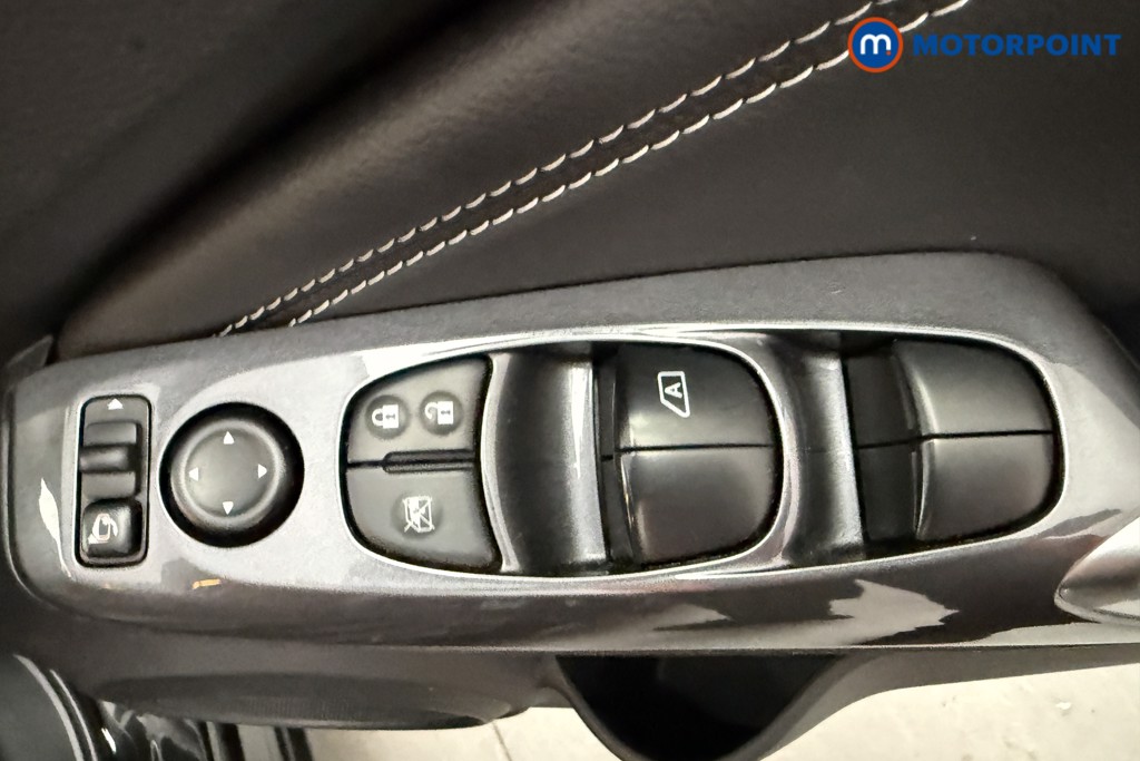 Nissan Juke N-Connecta Manual Petrol SUV - Stock Number (1628446) - 15th supplementary image