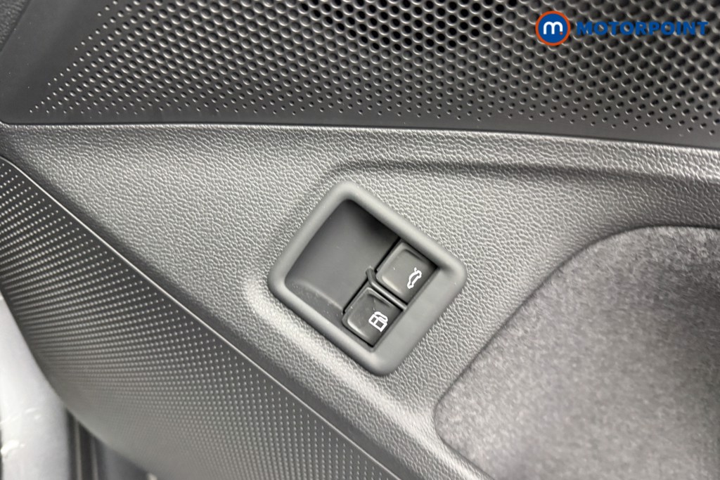 Volkswagen Passat Life Automatic Petrol Plug-In Hybrid Estate - Stock Number (1632859) - 13th supplementary image