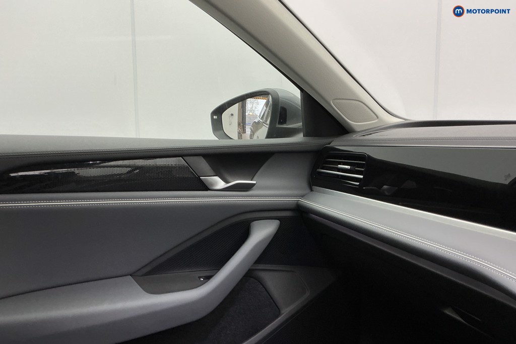 Volkswagen Passat Life Automatic Petrol Plug-In Hybrid Estate - Stock Number (1632875) - 21st supplementary image