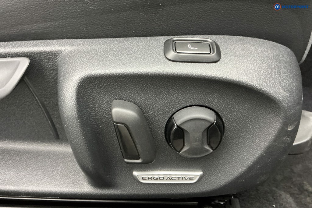 Volkswagen Passat Life Automatic Petrol Plug-In Hybrid Estate - Stock Number (1632875) - 27th supplementary image