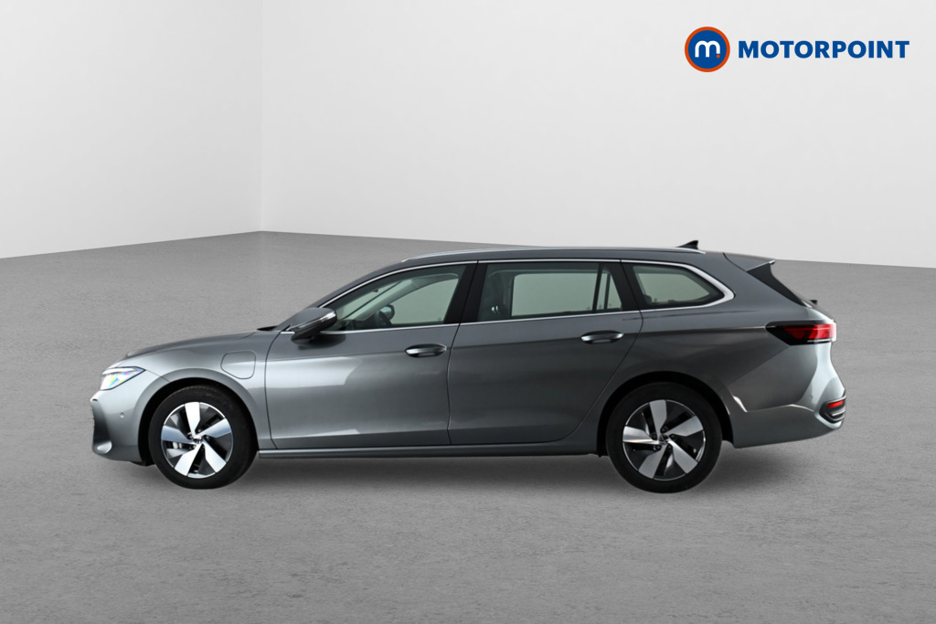 Volkswagen Passat Life Automatic Petrol Plug-In Hybrid Estate - Stock Number (1632890) - Passenger side front corner
