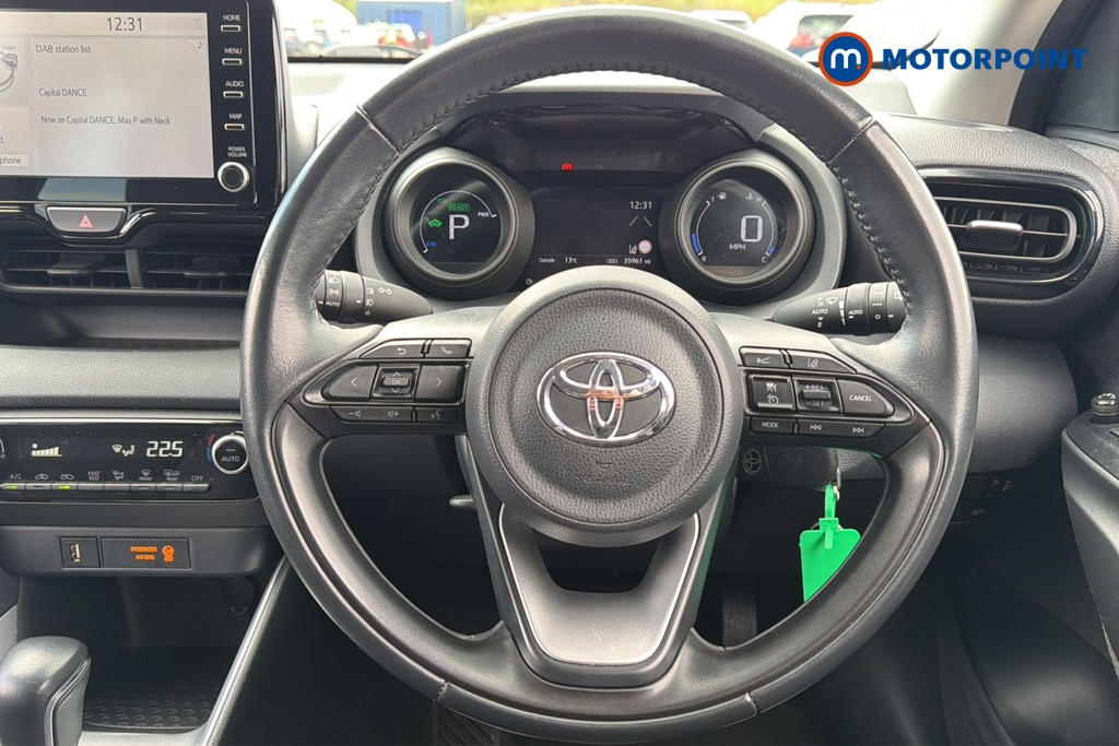 Toyota Yaris Design Automatic Petrol-Electric Hybrid Hatchback - Stock Number (1639566) - 2nd supplementary image