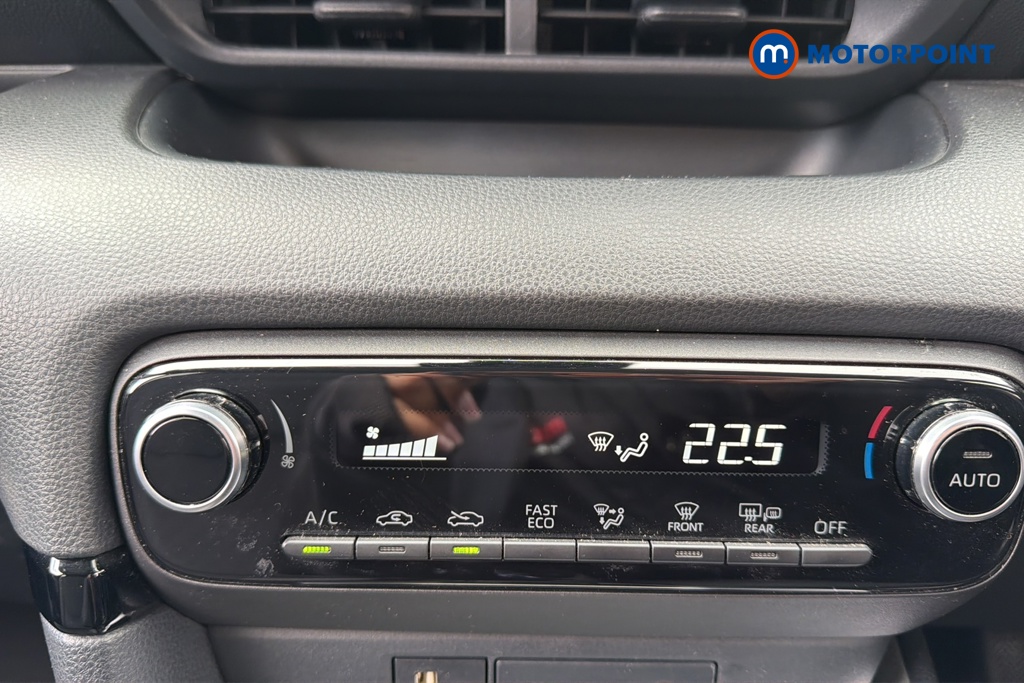 Toyota Yaris Design Automatic Petrol-Electric Hybrid Hatchback - Stock Number (1639566) - 12th supplementary image