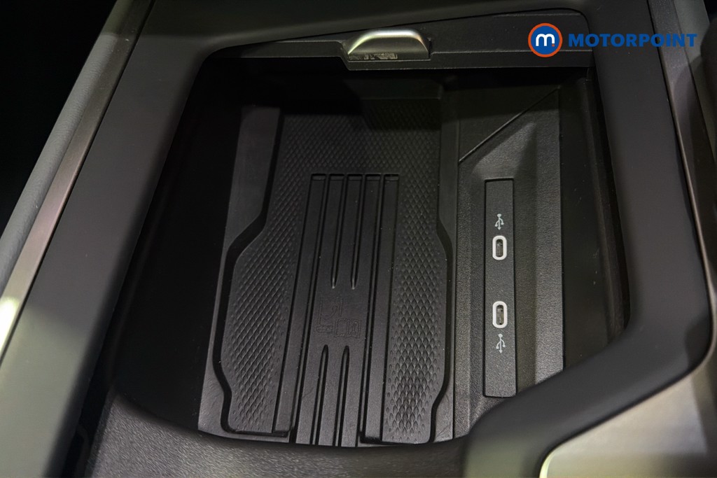 Volkswagen Passat Life Automatic Petrol Plug-In Hybrid Estate - Stock Number (1632907) - 17th supplementary image