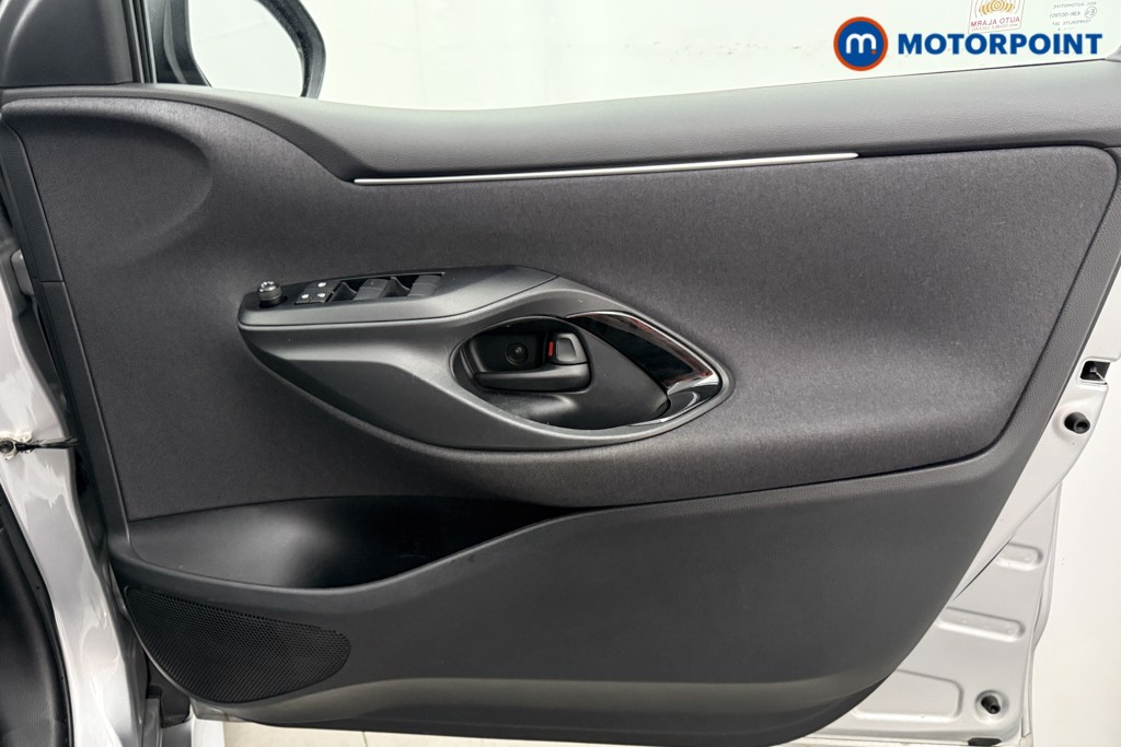 Toyota Yaris Design Automatic Petrol-Electric Hybrid Hatchback - Stock Number (1626707) - 15th supplementary image
