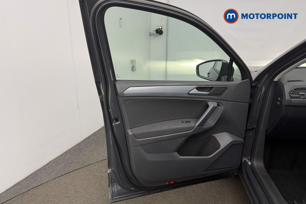 Volkswagen Tiguan Life Manual Petrol SUV - Stock Number (1633677) - 4th supplementary image