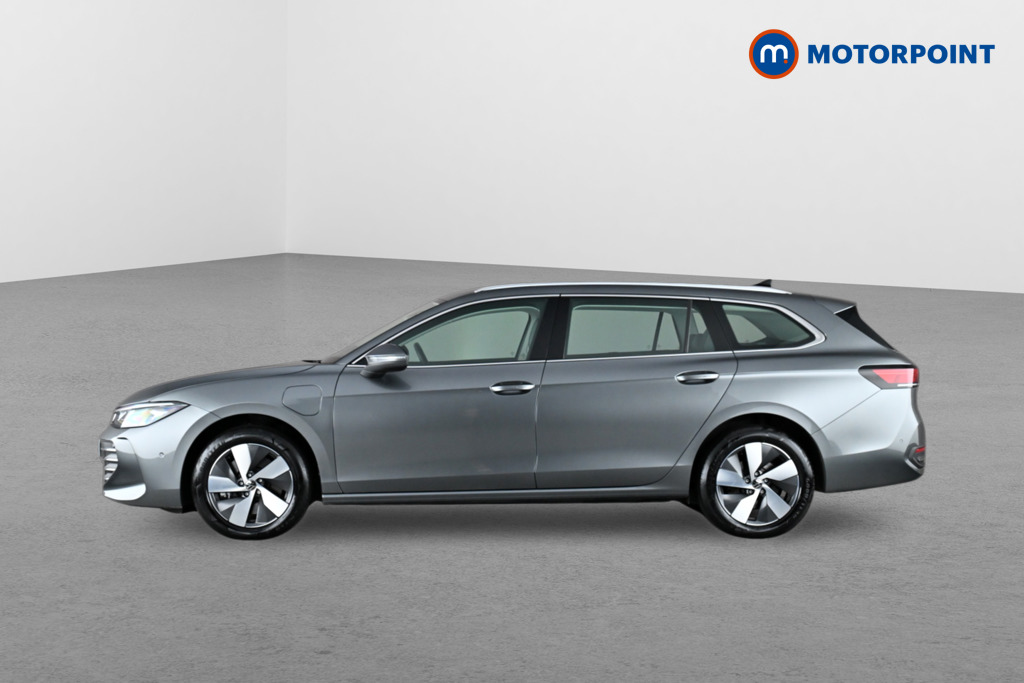 Volkswagen Passat Life Automatic Petrol Plug-In Hybrid Estate - Stock Number (1632874) - Passenger side front corner