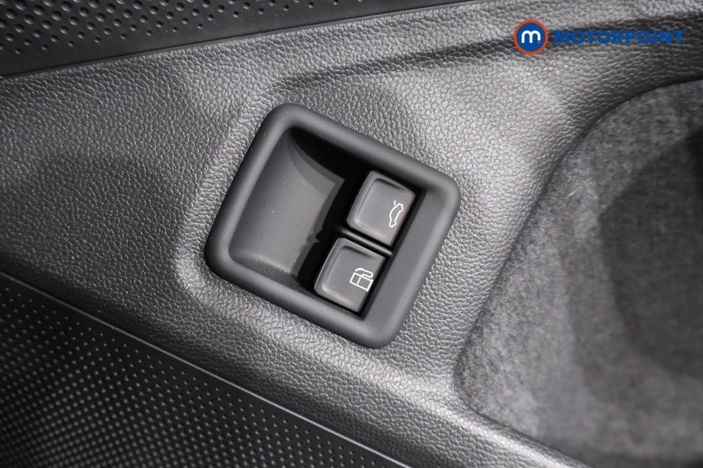 Volkswagen Passat Life Automatic Petrol Plug-In Hybrid Estate - Stock Number (1632900) - 17th supplementary image
