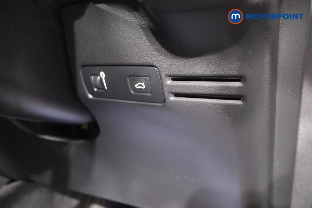 Volvo Xc40 R Design Automatic Petrol SUV - Stock Number (1621407) - 4th supplementary image