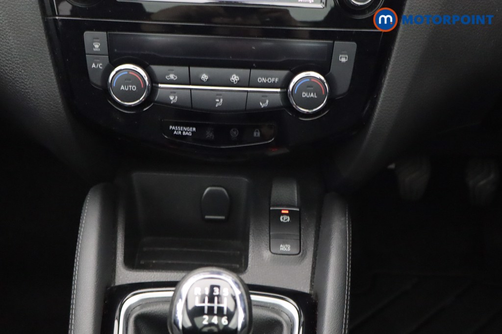 Nissan Qashqai N-Connecta Manual Petrol SUV - Stock Number (1631298) - 5th supplementary image