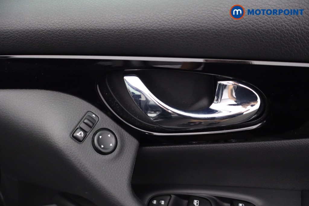 Nissan Qashqai N-Connecta Manual Petrol SUV - Stock Number (1631298) - 16th supplementary image