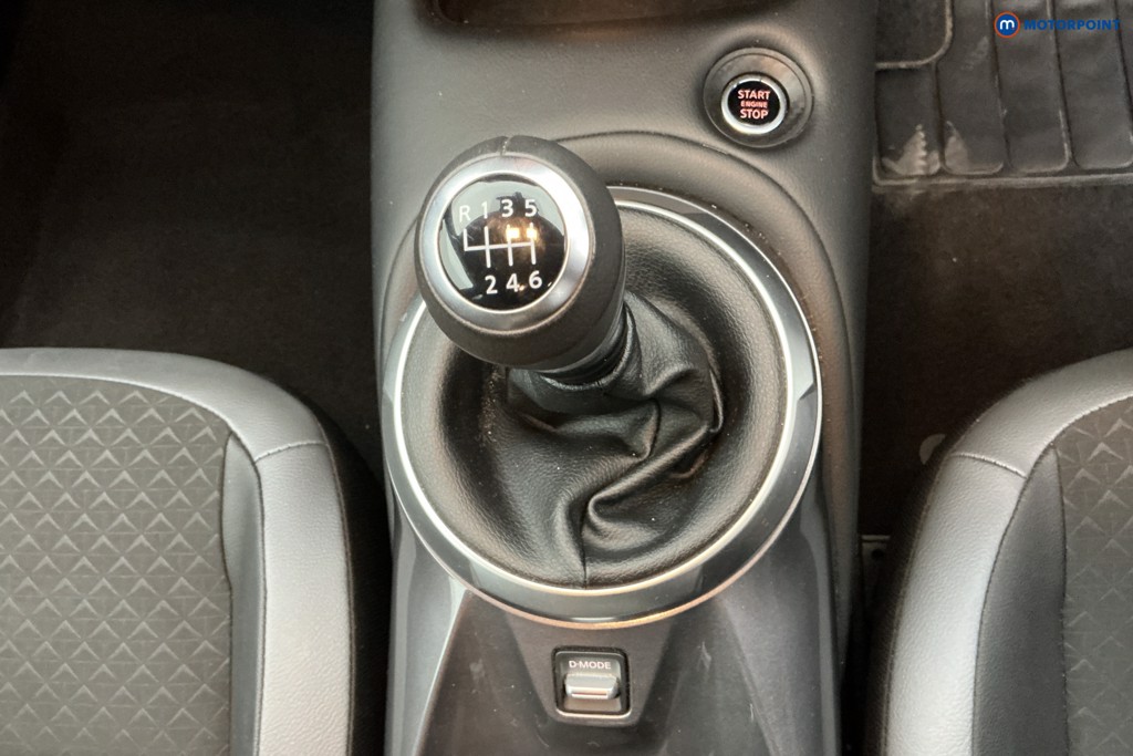 Nissan Juke N-Connecta Manual Petrol SUV - Stock Number (1638407) - 17th supplementary image