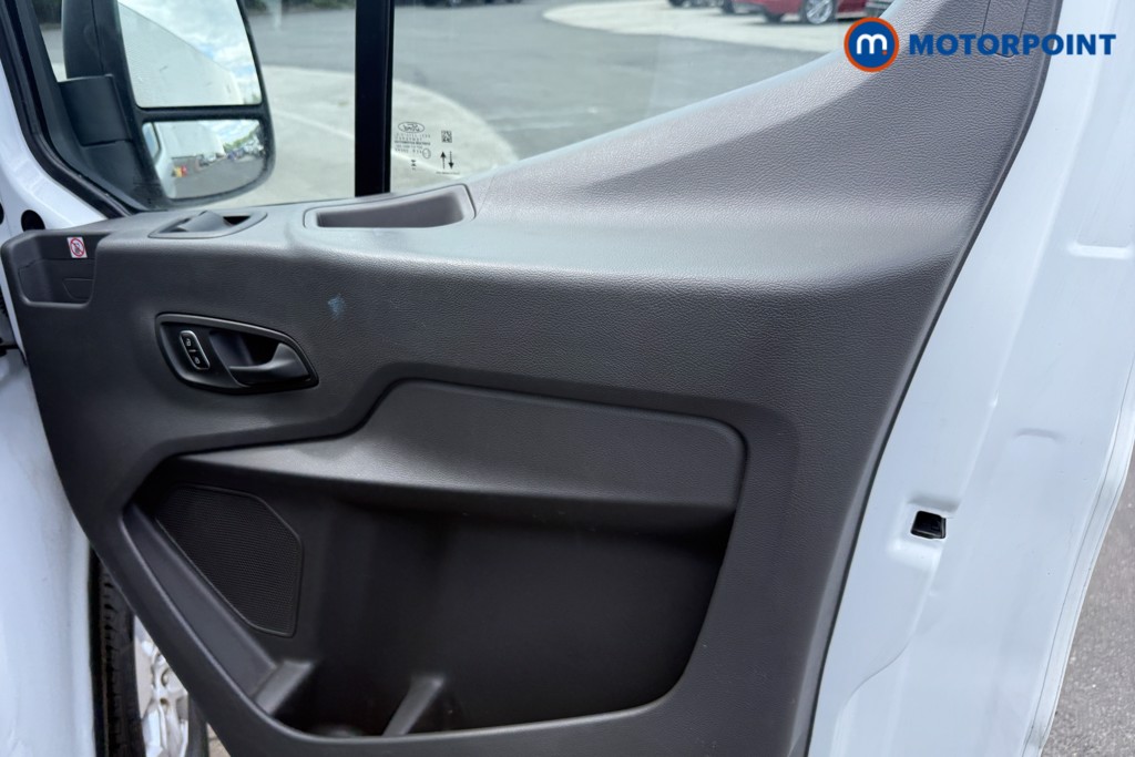 Ford Transit Limited Automatic Diesel Medium Roof Van - Stock Number (1614678) - 5th supplementary image