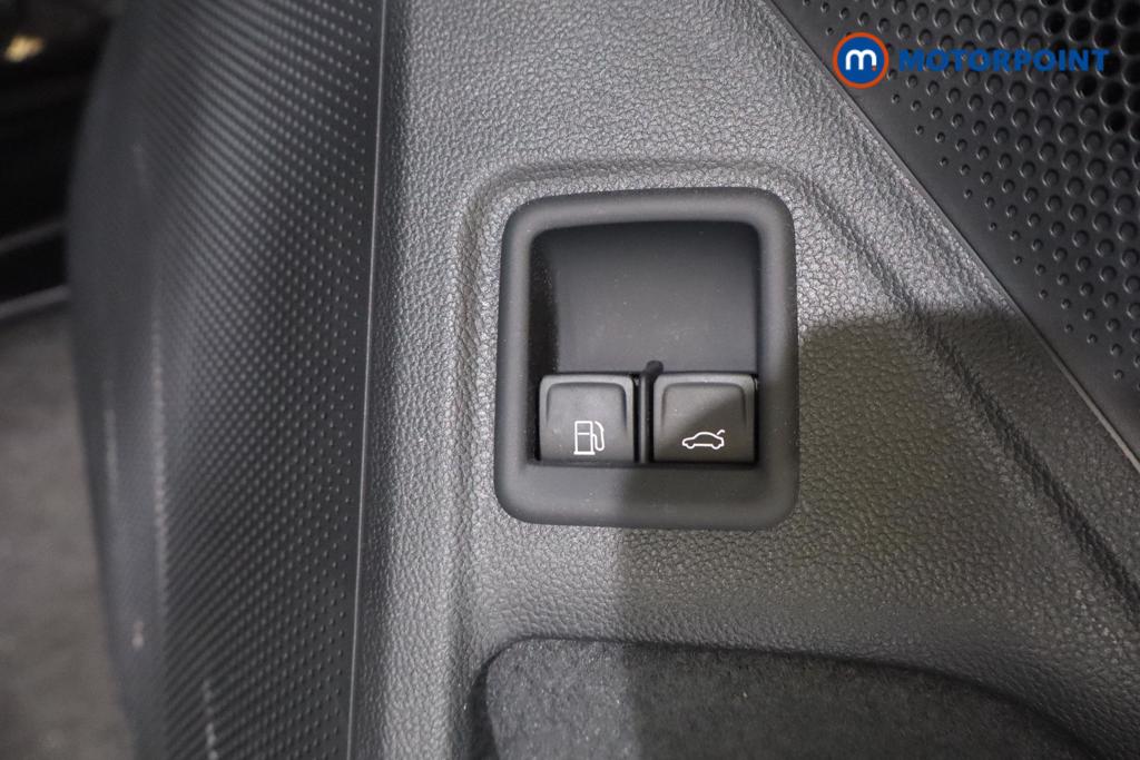 Volkswagen Passat Life Automatic Petrol Plug-In Hybrid Estate - Stock Number (1632897) - 16th supplementary image
