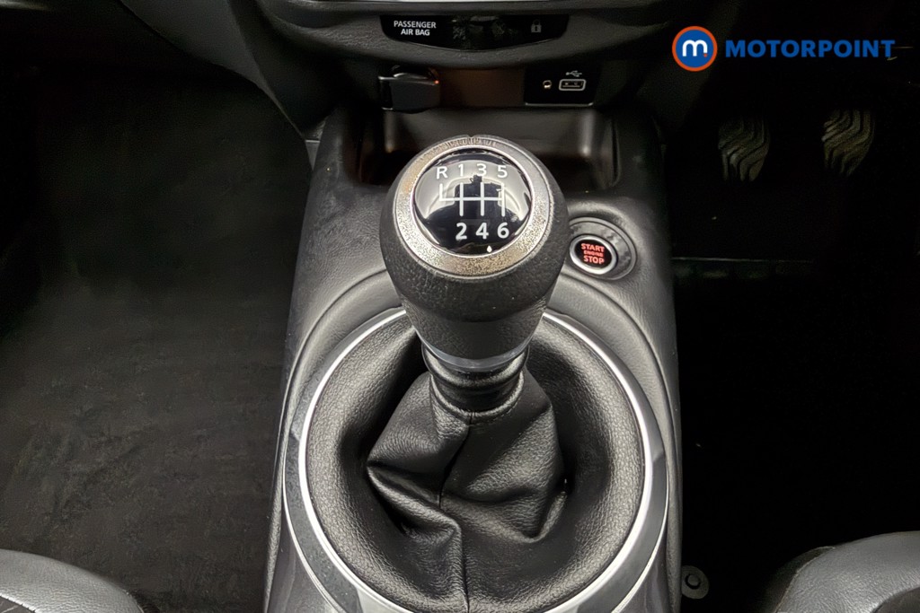 Nissan Juke N-Connecta Manual Petrol SUV - Stock Number (1640760) - 7th supplementary image