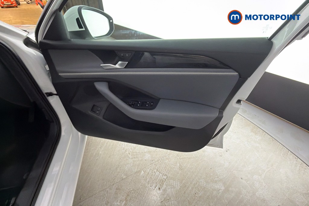Volkswagen Passat Life Automatic Petrol Plug-In Hybrid Estate - Stock Number (1632937) - 19th supplementary image
