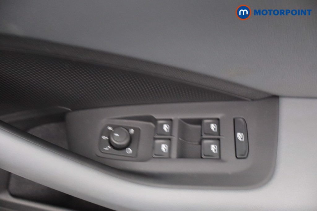 Volkswagen Passat Life Automatic Petrol Plug-In Hybrid Estate - Stock Number (1632870) - 11th supplementary image
