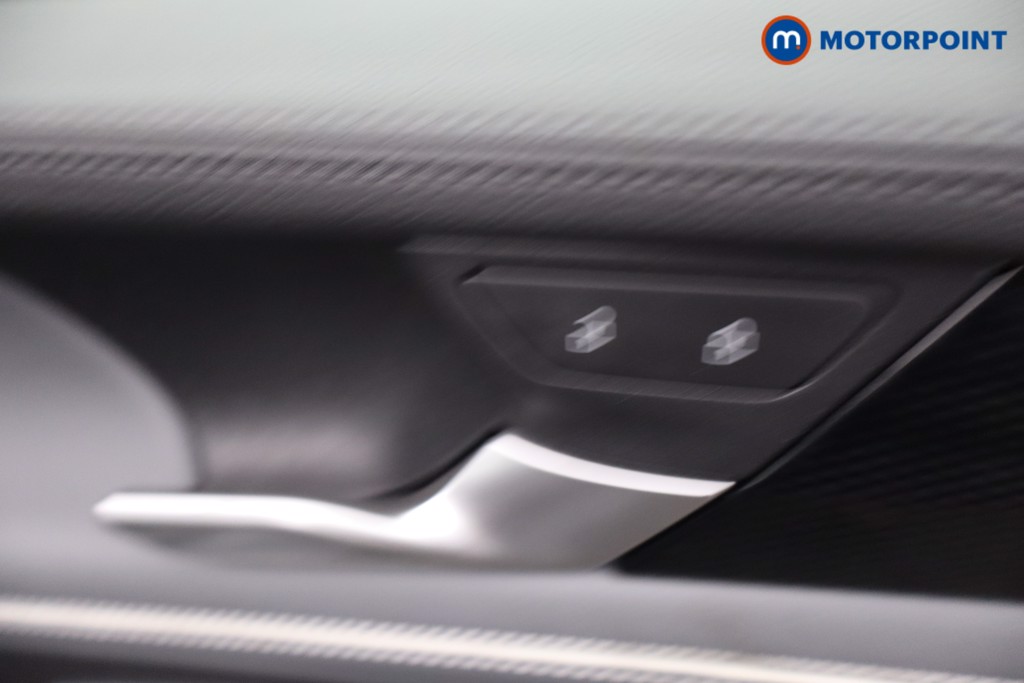 Volkswagen Passat Life Automatic Petrol Plug-In Hybrid Estate - Stock Number (1632870) - 12th supplementary image
