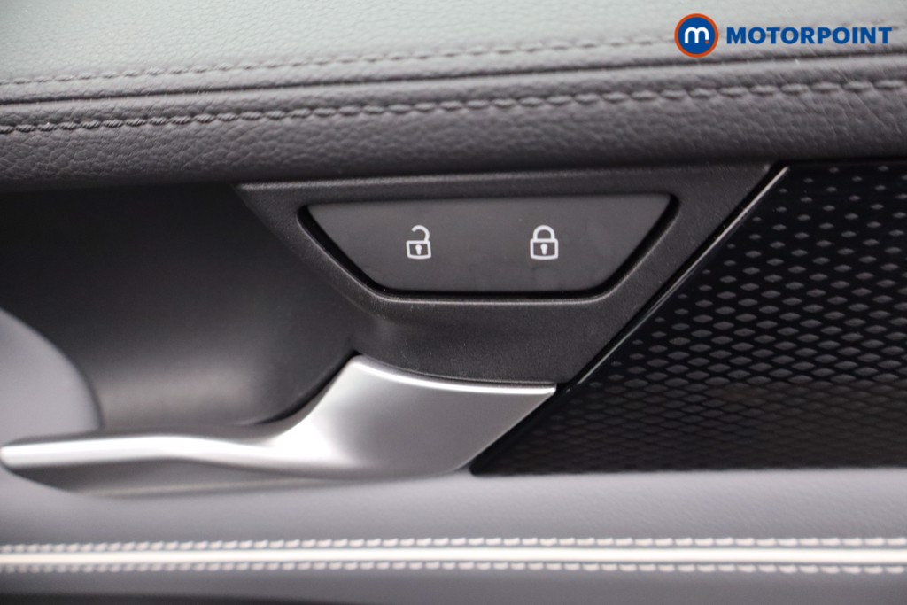 Volkswagen Passat Life Automatic Petrol Plug-In Hybrid Estate - Stock Number (1632903) - 10th supplementary image