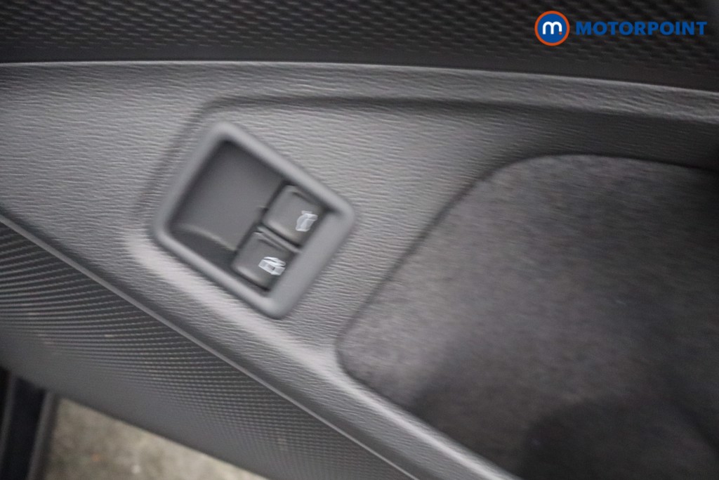 Volkswagen Passat Life Automatic Petrol Plug-In Hybrid Estate - Stock Number (1632903) - 12th supplementary image