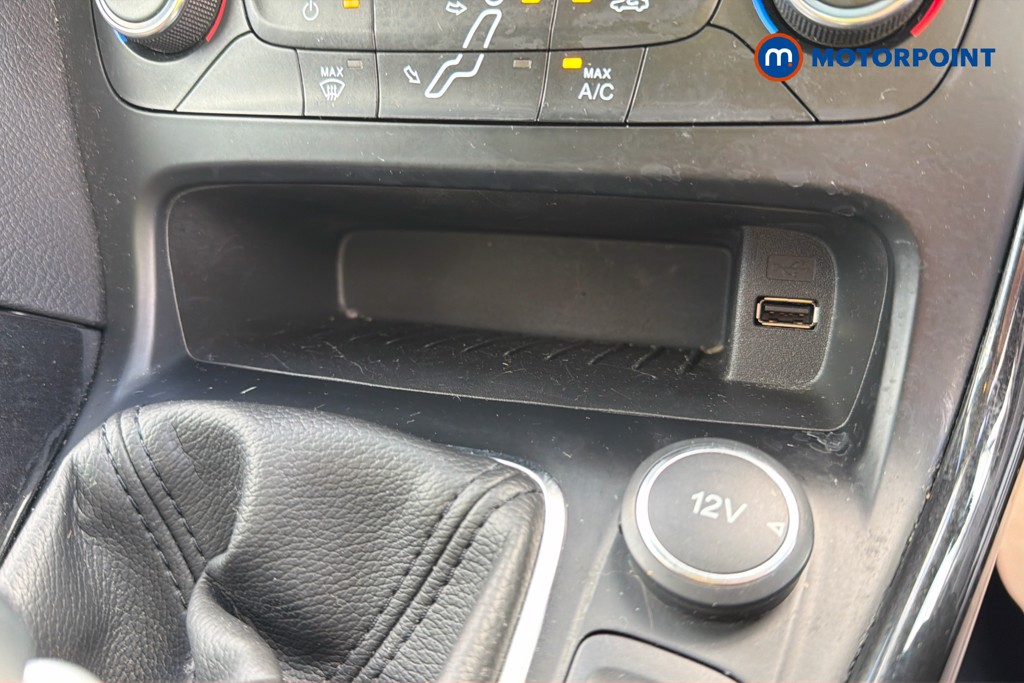 Ford Focus Titanium Manual Petrol Hatchback - Stock Number (1621730) - 17th supplementary image