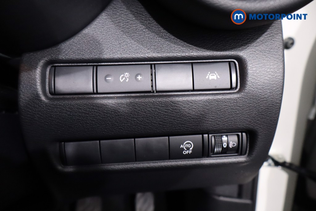 Nissan Juke N-Connecta Manual Petrol SUV - Stock Number (1642631) - 17th supplementary image
