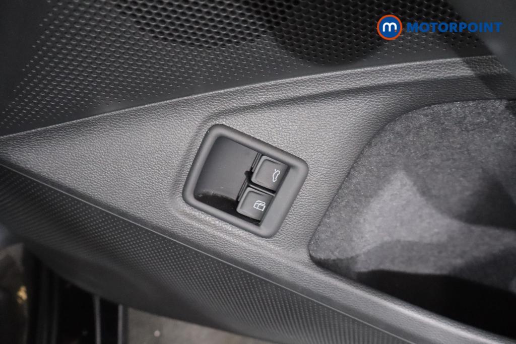 Volkswagen Passat Life Automatic Petrol Plug-In Hybrid Estate - Stock Number (1632899) - 13th supplementary image