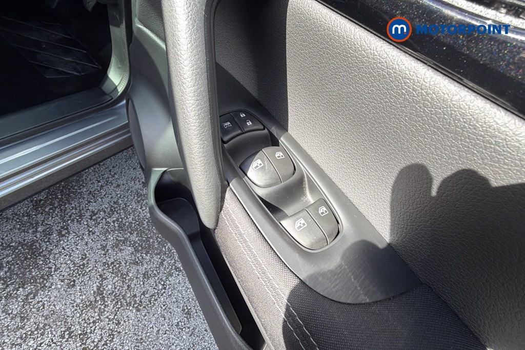 Nissan Qashqai N-Connecta Manual Petrol SUV - Stock Number (1641607) - 20th supplementary image
