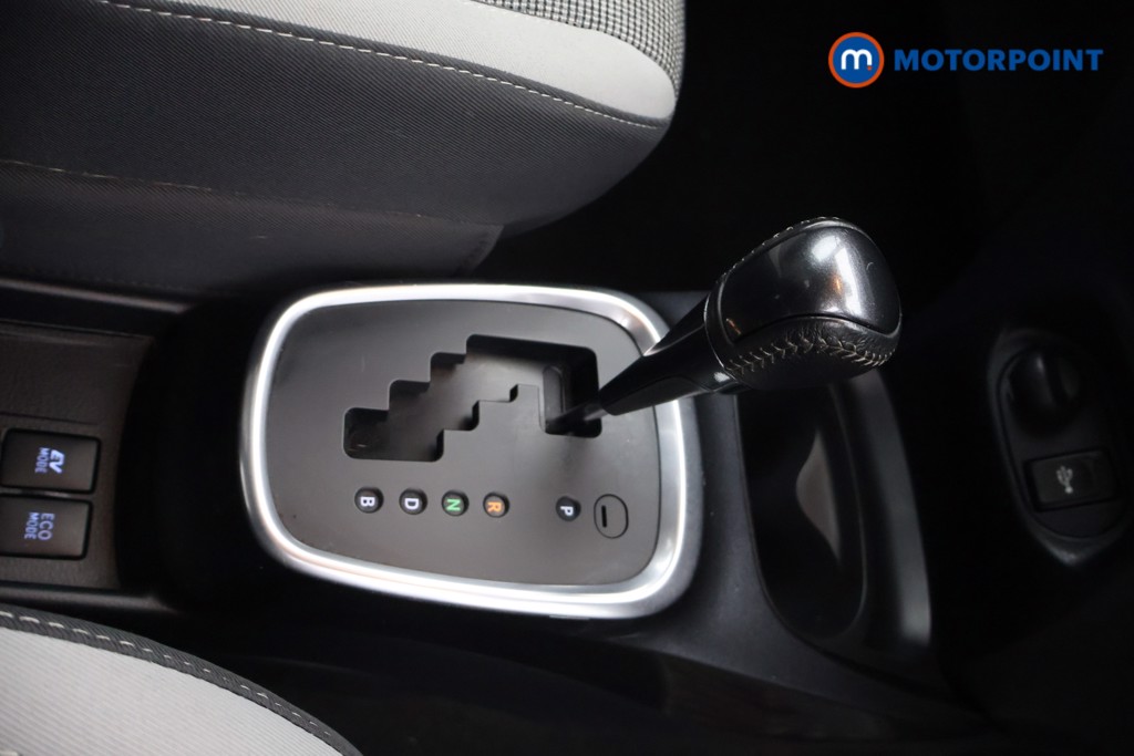 Toyota Yaris Y20 Automatic Petrol-Electric Hybrid Hatchback - Stock Number (1642837) - 6th supplementary image
