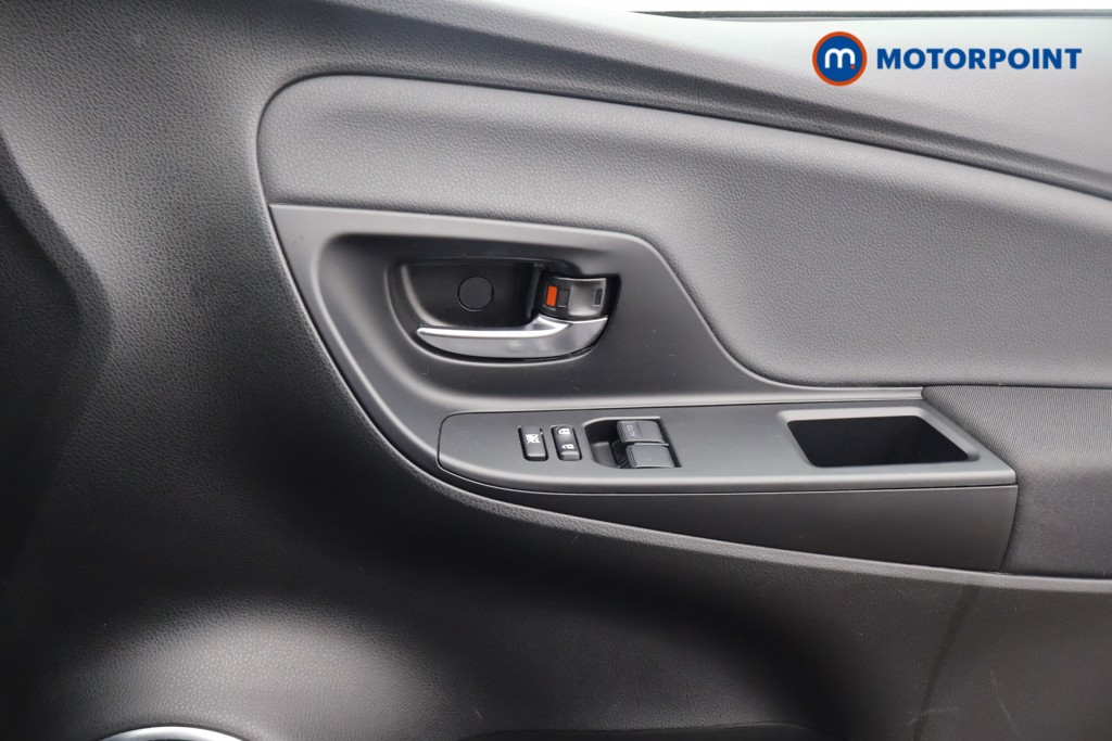 Toyota Yaris Y20 Automatic Petrol-Electric Hybrid Hatchback - Stock Number (1642837) - 9th supplementary image