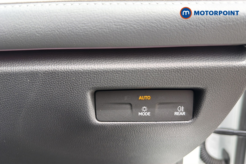 Volkswagen Passat Life Automatic Petrol Plug-In Hybrid Estate - Stock Number (1643785) - 11th supplementary image
